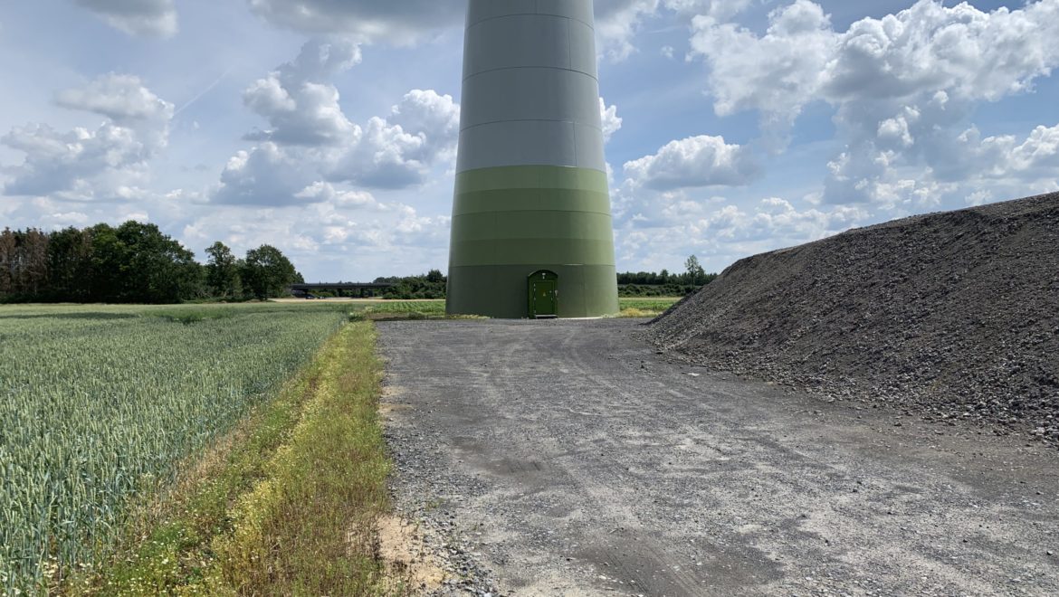 Blumen statt Schotter an Windkraftanlagen