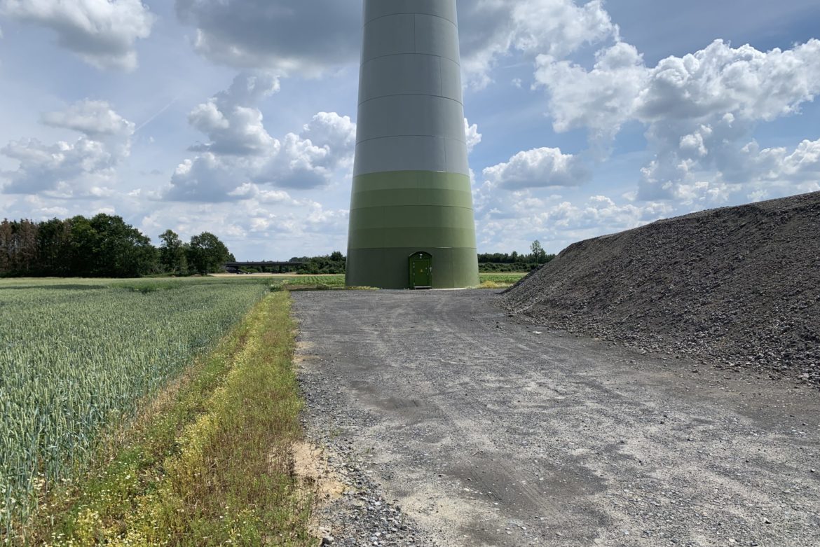 Blumen statt Schotter an Windkraftanlagen